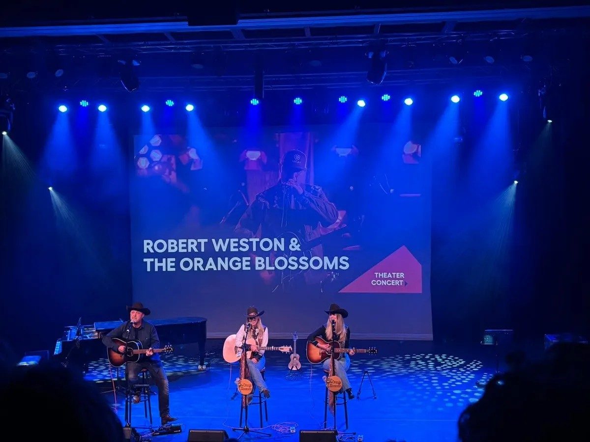 Robert Weston & The Orange Blossoms tijdens een theaterconcert