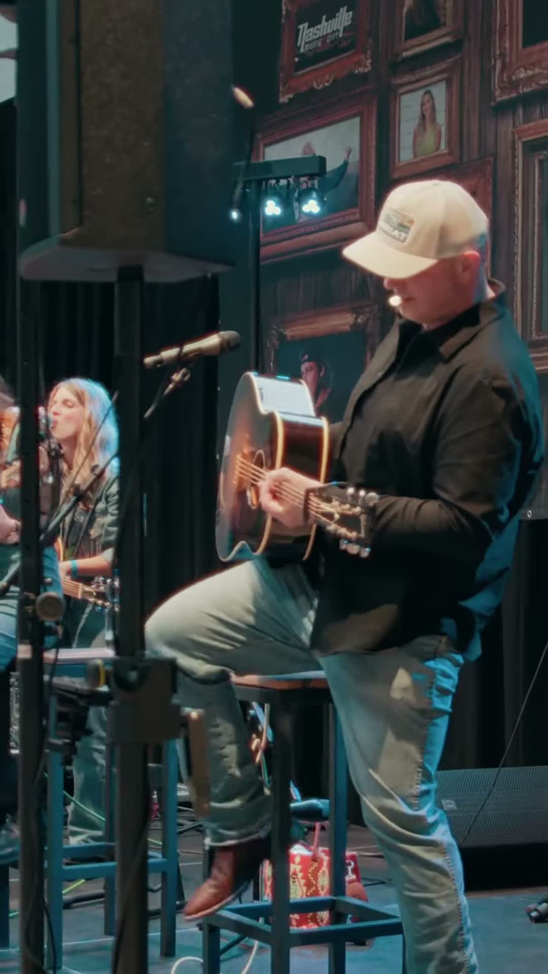 Robert Weston live met gitaar op het podium